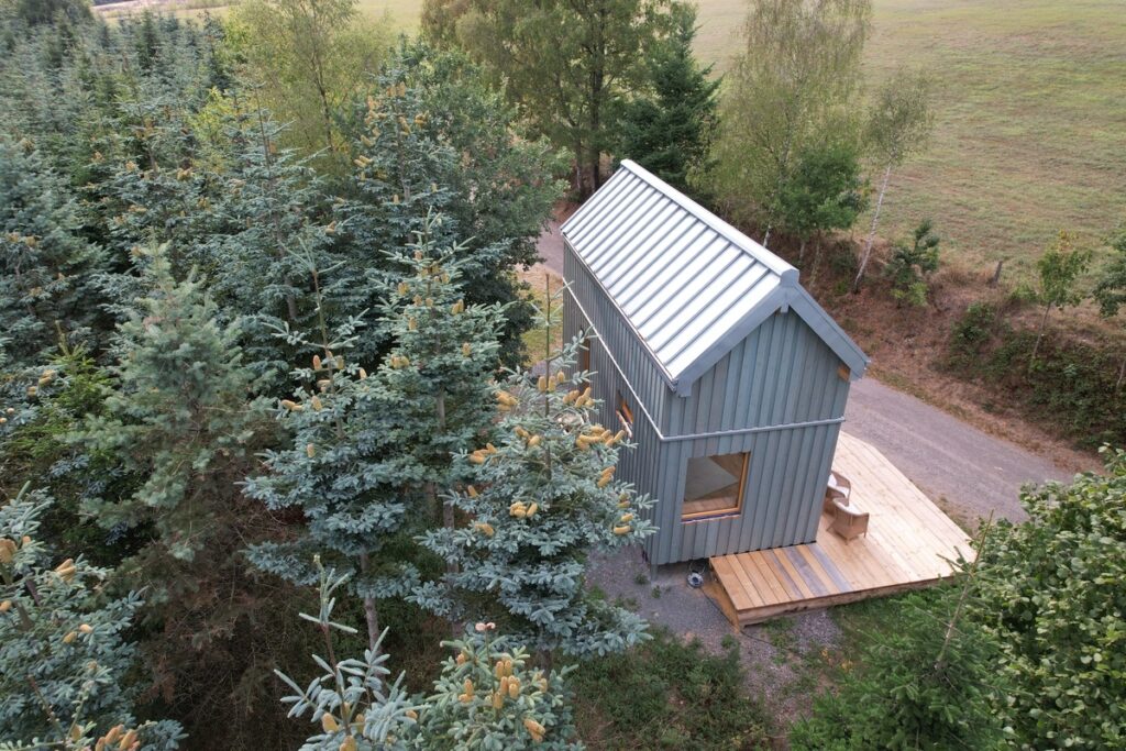 Pro Clima szigetelőrendszerrel épült tiny house referencia épület drónfotója